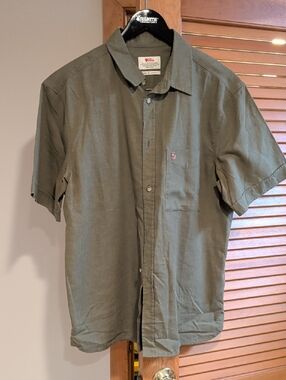 Fjallraven Short-Sleeve Button-Down Shirt in Olive Green